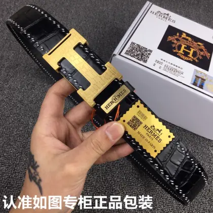 🎁品牌:爱马仕.HERMES✈️p240 🎁型号:原单!认准如图专柜正品包装 🎁等级:意大利🇮🇹进口头层牛皮🐂,鳄鱼纹🐊,HERMES.爱马仕,世界著名奢侈品品牌,国外专柜有同款✨时尚又不失优雅.高调炫出来吧,牛仔裤,西裤任意搭配,永不掉色,背面logo清晰可见 🎁材料: 鳄鱼纹🐊进口原版皮,24k✨钢扣,百搭西裤牛仔裤,时尚大牌.实物更靓⚡️专柜品质.配送全套礼盒 🎁包装,打孔器,手提袋,香港发票,海关贴齐全 🎁颜色: 配送如图专柜正品包装,3.8mm宽📣